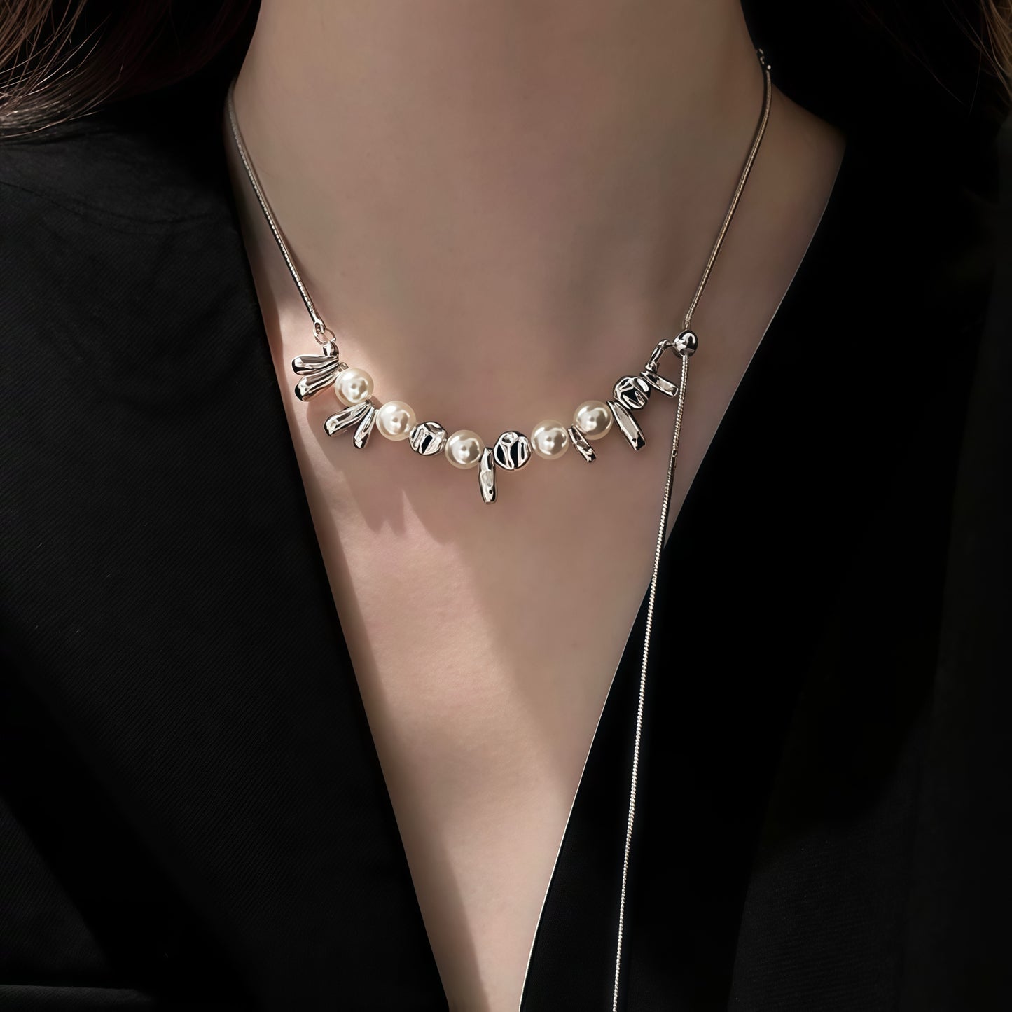 Modern pärlskulptur i silverhalsband
