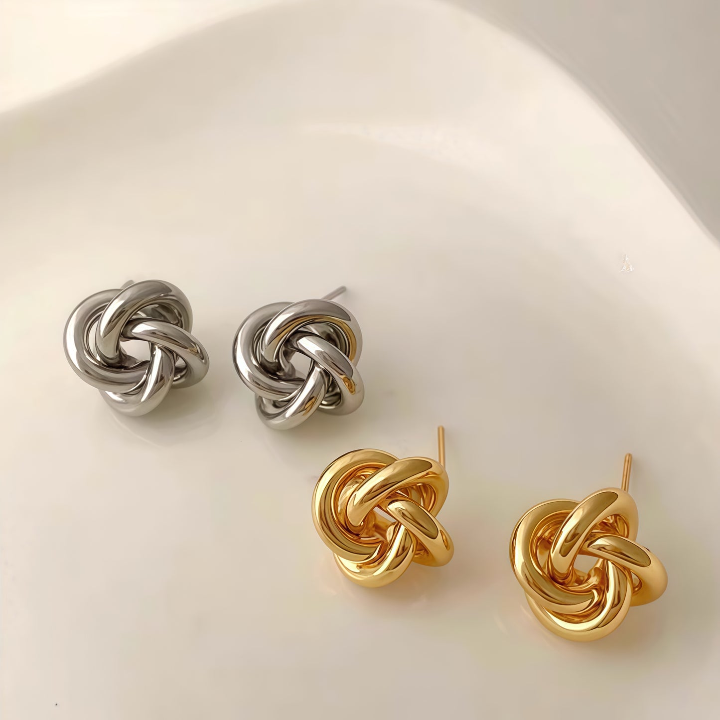 Örhängen med eviga knutar – Minimalistisk elegans, tidlös charm