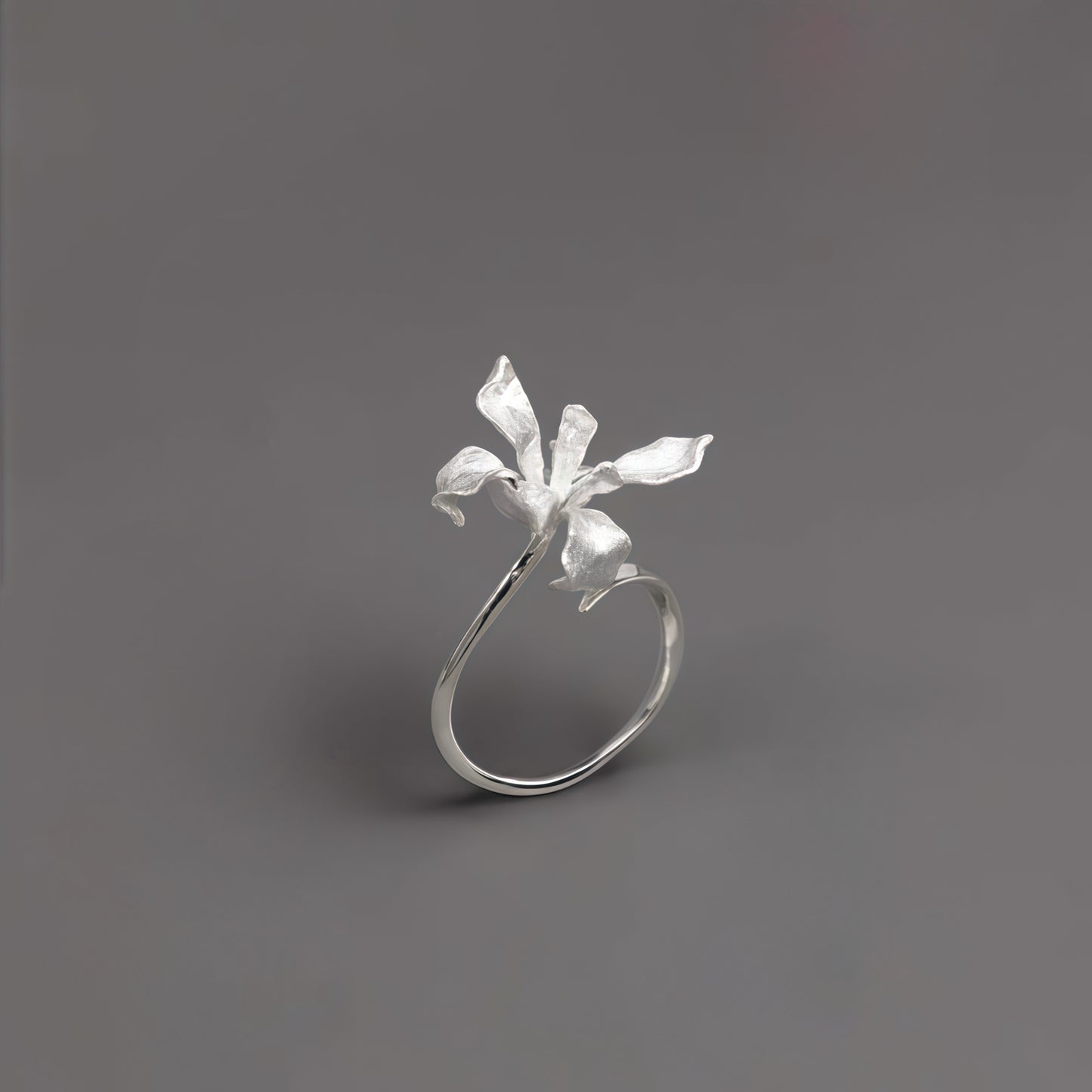 Iris Bloom Ring – Sculpted Elegance in Silver & Gold