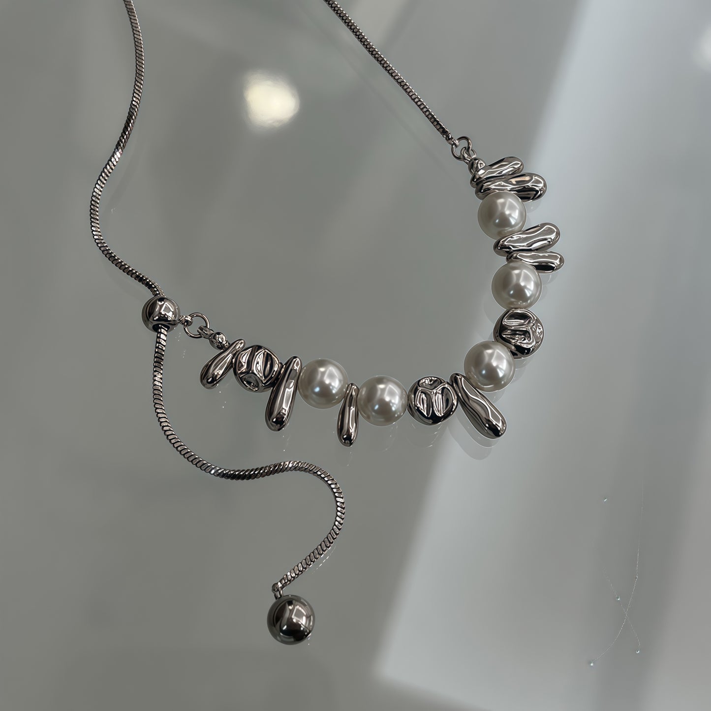 Modern pärlskulptur i silverhalsband