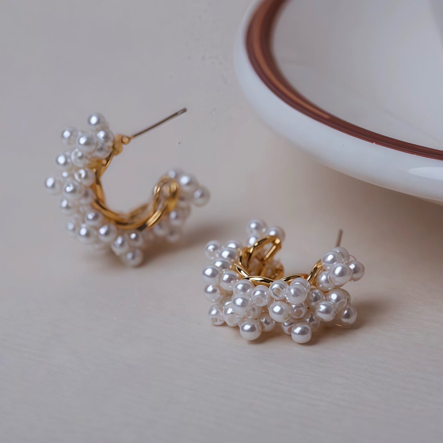 Gyllene Cluster Pearl Hoop Örhängen – Eleganta Statement Smycken