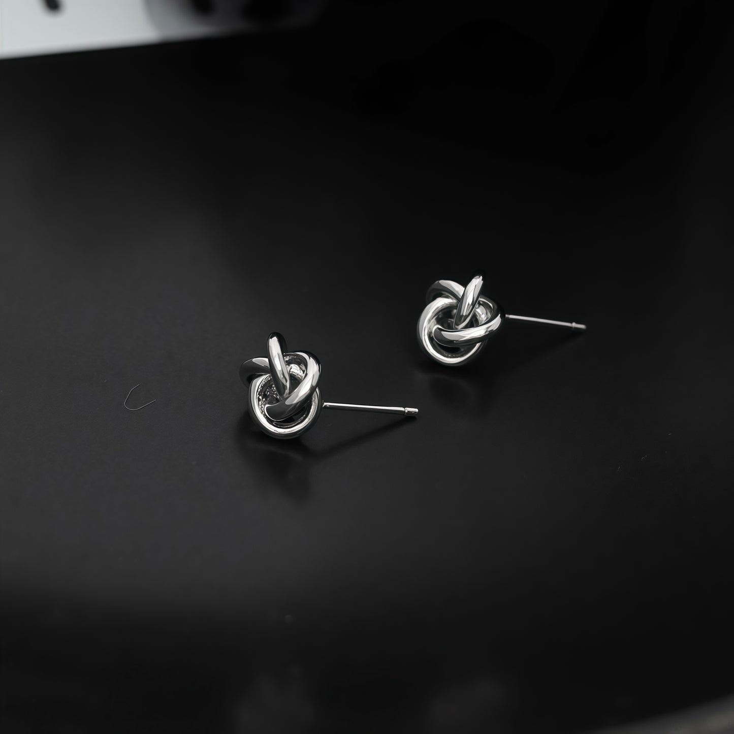 Örhängen med eviga knutar – Minimalistisk elegans, tidlös charm