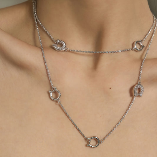 Hästsko Duo Halsband – Silver Elegans med en Tur Twist
