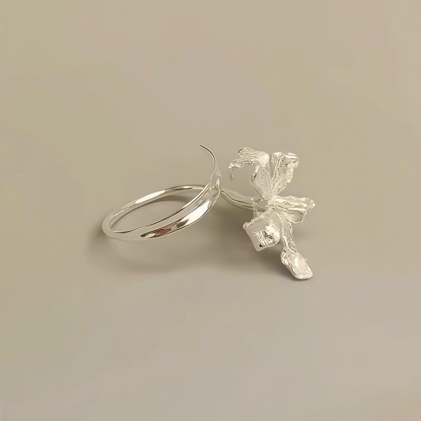 Iris Bloom Ring – Sculpted Elegance in Silver & Gold