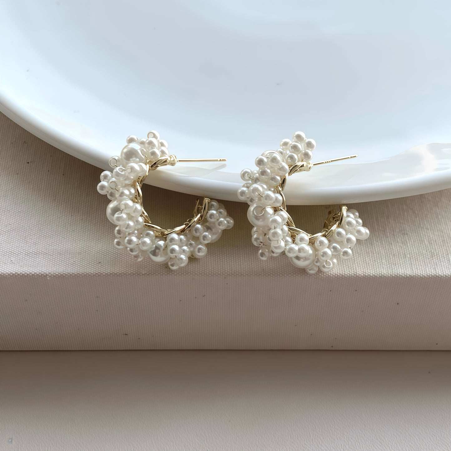Gyllene Cluster Pearl Hoop Örhängen – Eleganta Statement Smycken