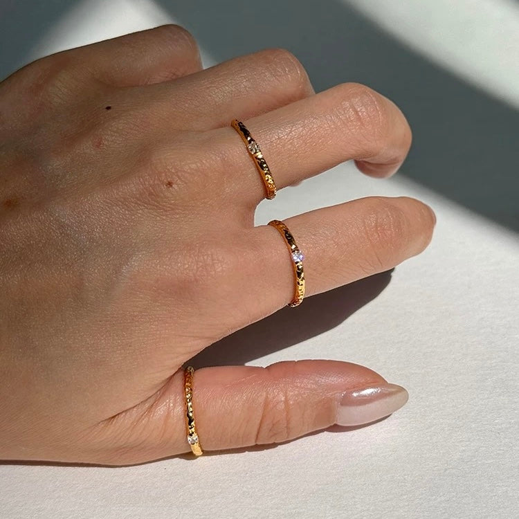Golden Dew Ring – Delicate Textured Band with Sparkling Stone