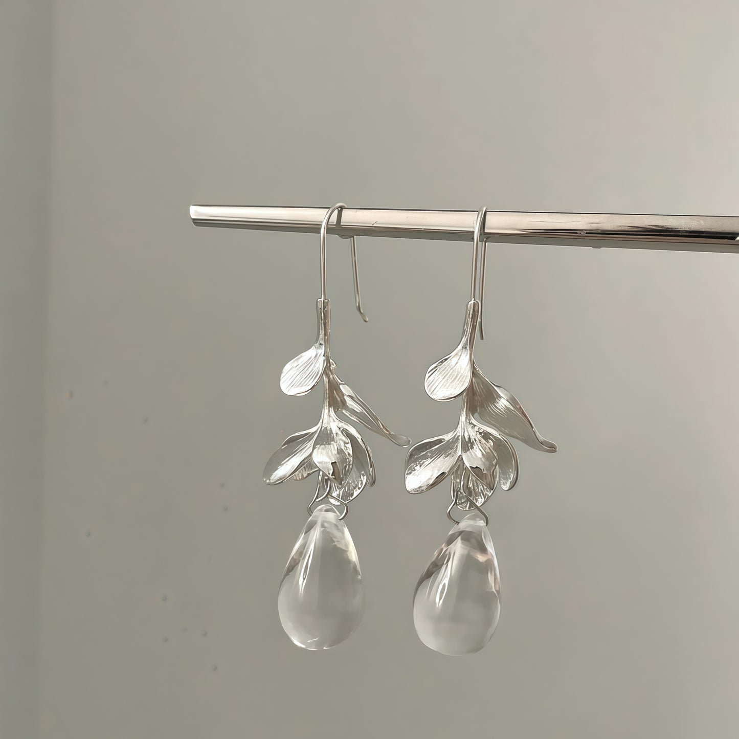 Silverörhängen med daggdroppar och botaniska örhängen