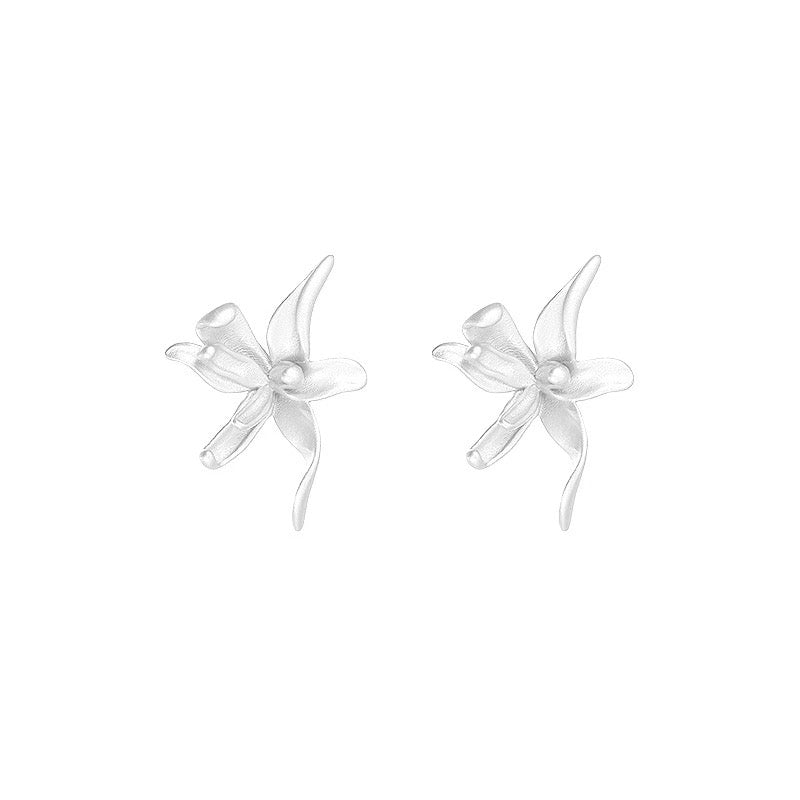 Iris Flow Örhängen – Skulpturell Elegans i Blommor