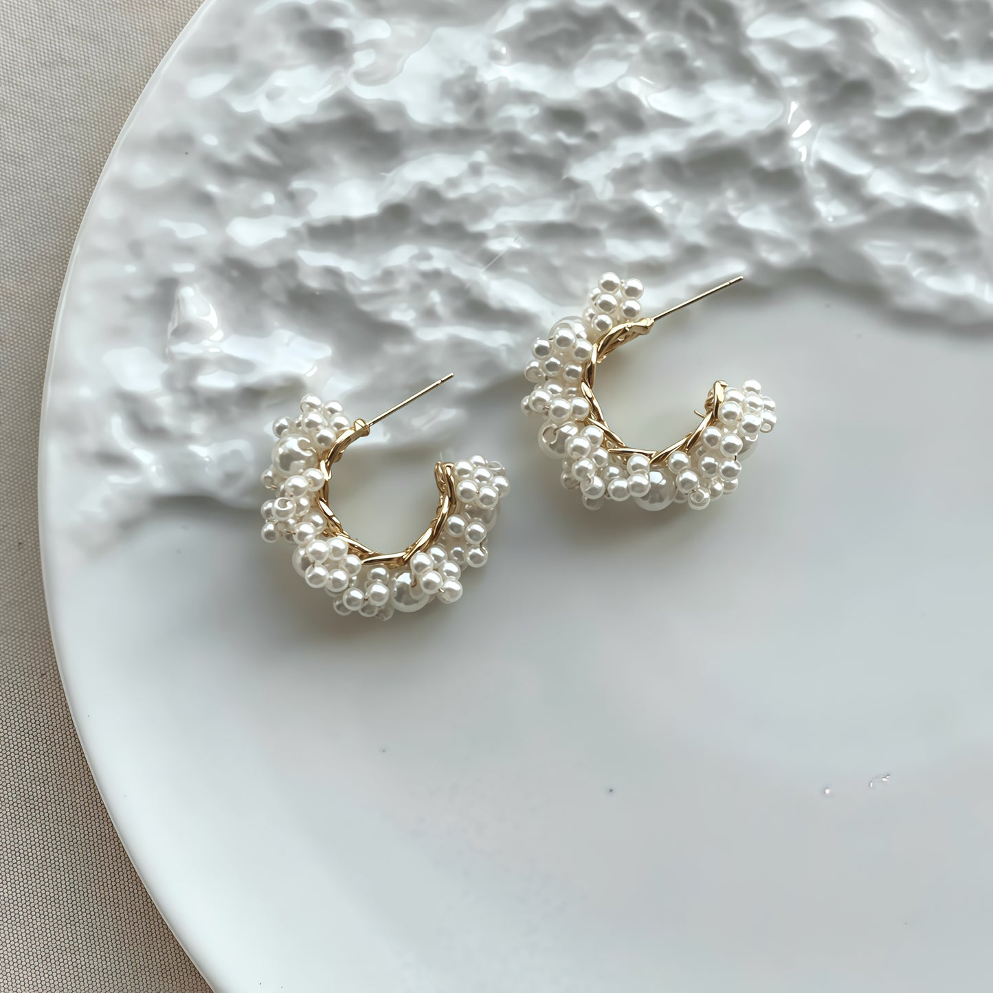 Gyllene Cluster Pearl Hoop Örhängen – Eleganta Statement Smycken