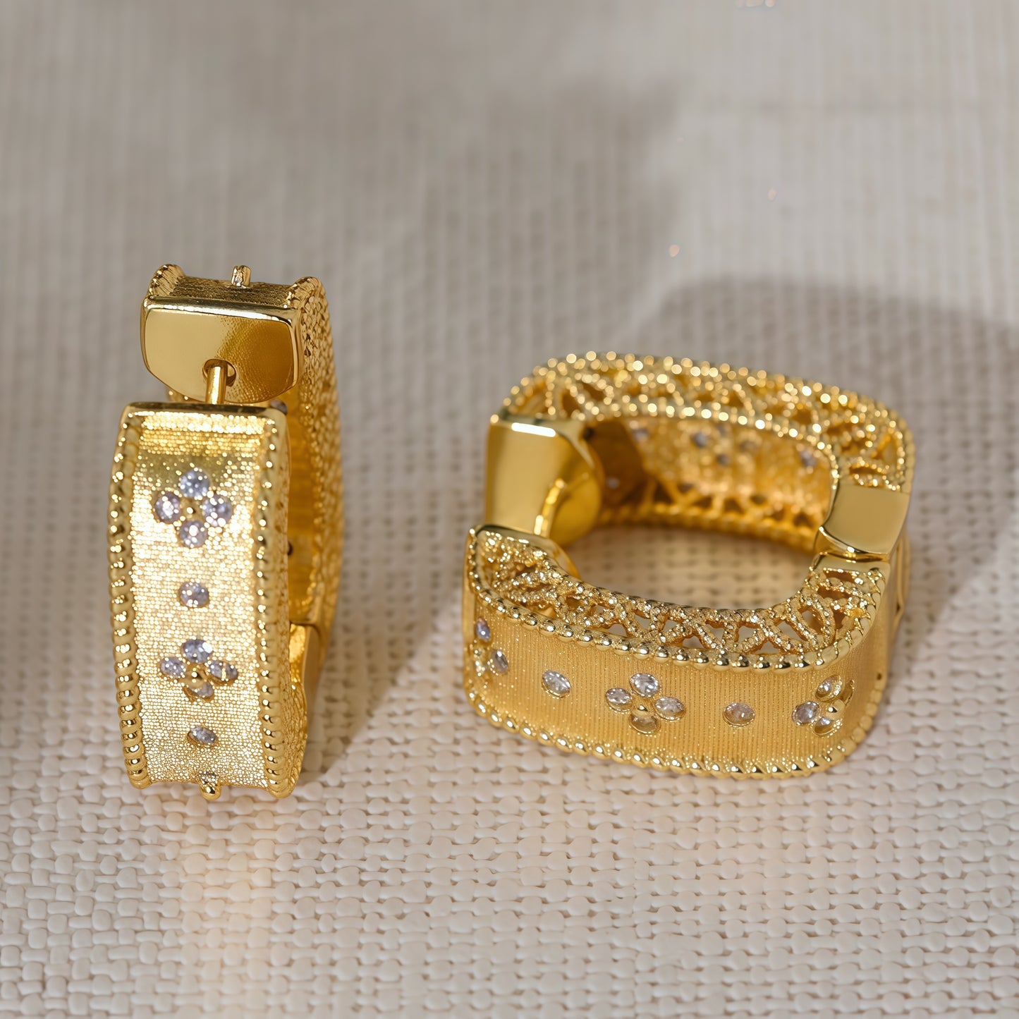 Golden Bloom Hoops – Teksturerede forgyldte øreringe med blomsterdetaljer
