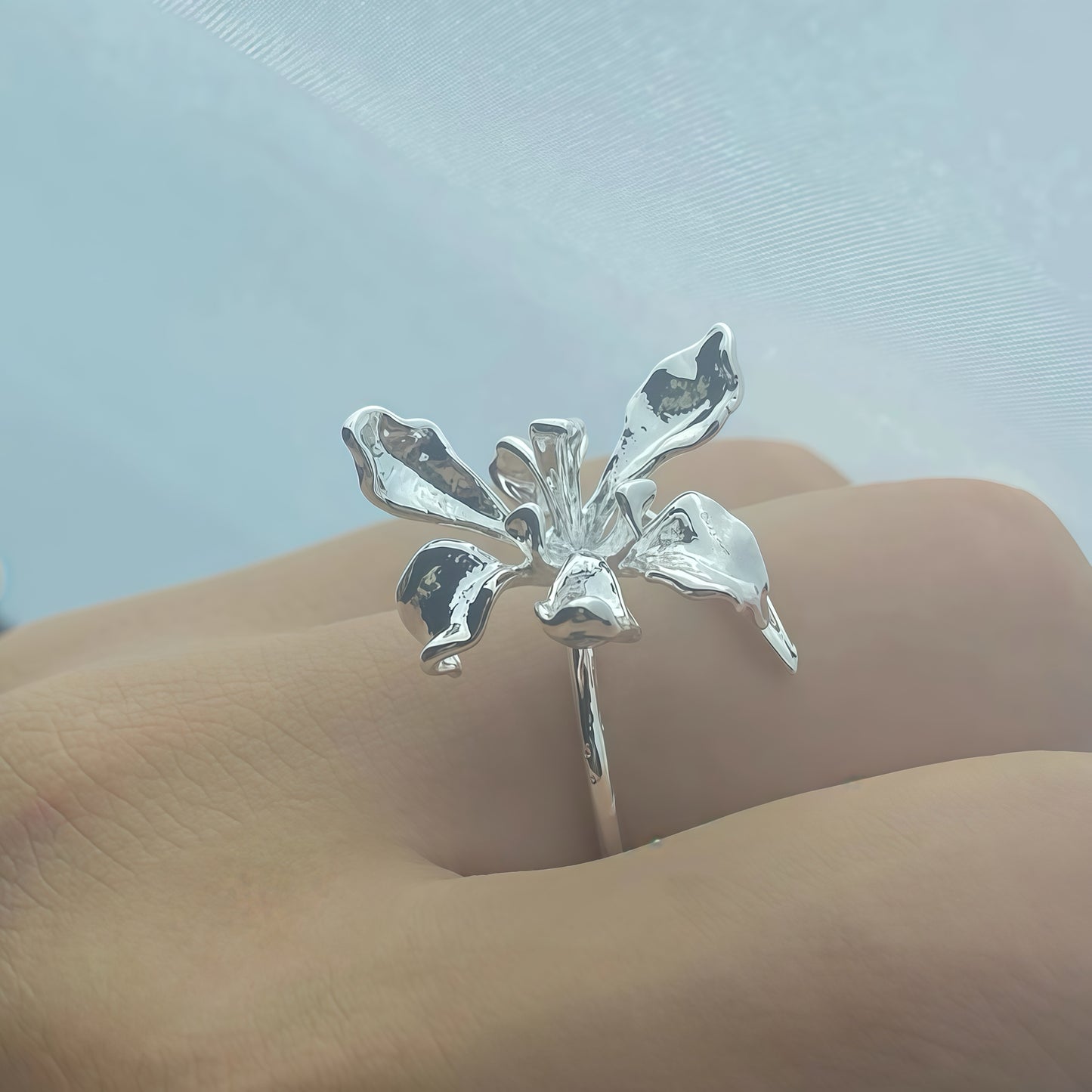 Iris Bloom Ring – Sculpted Elegance in Silver & Gold