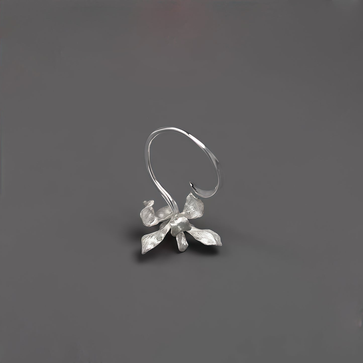 Iris Bloom Ring – Sculpted Elegance in Silver & Gold