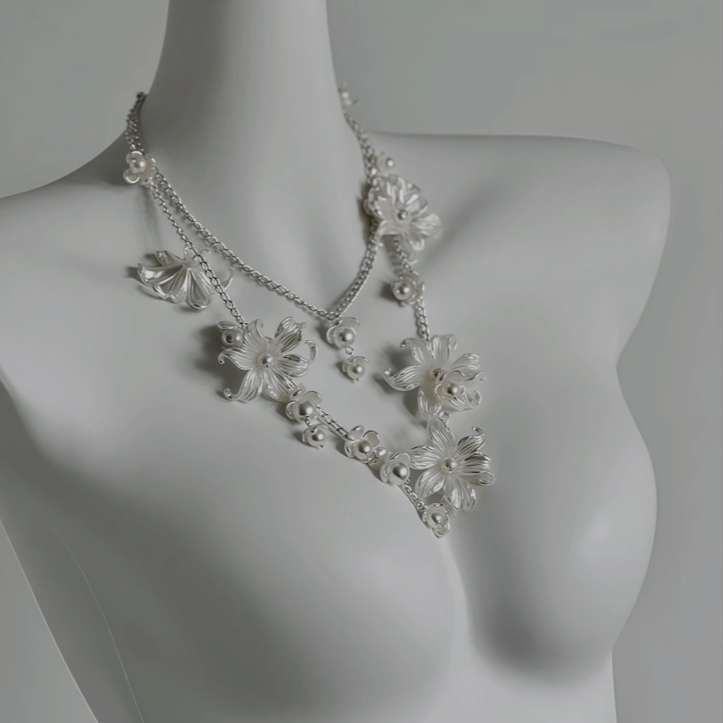 Halsband med blommande pärla och blomma – Multiway Jewelry