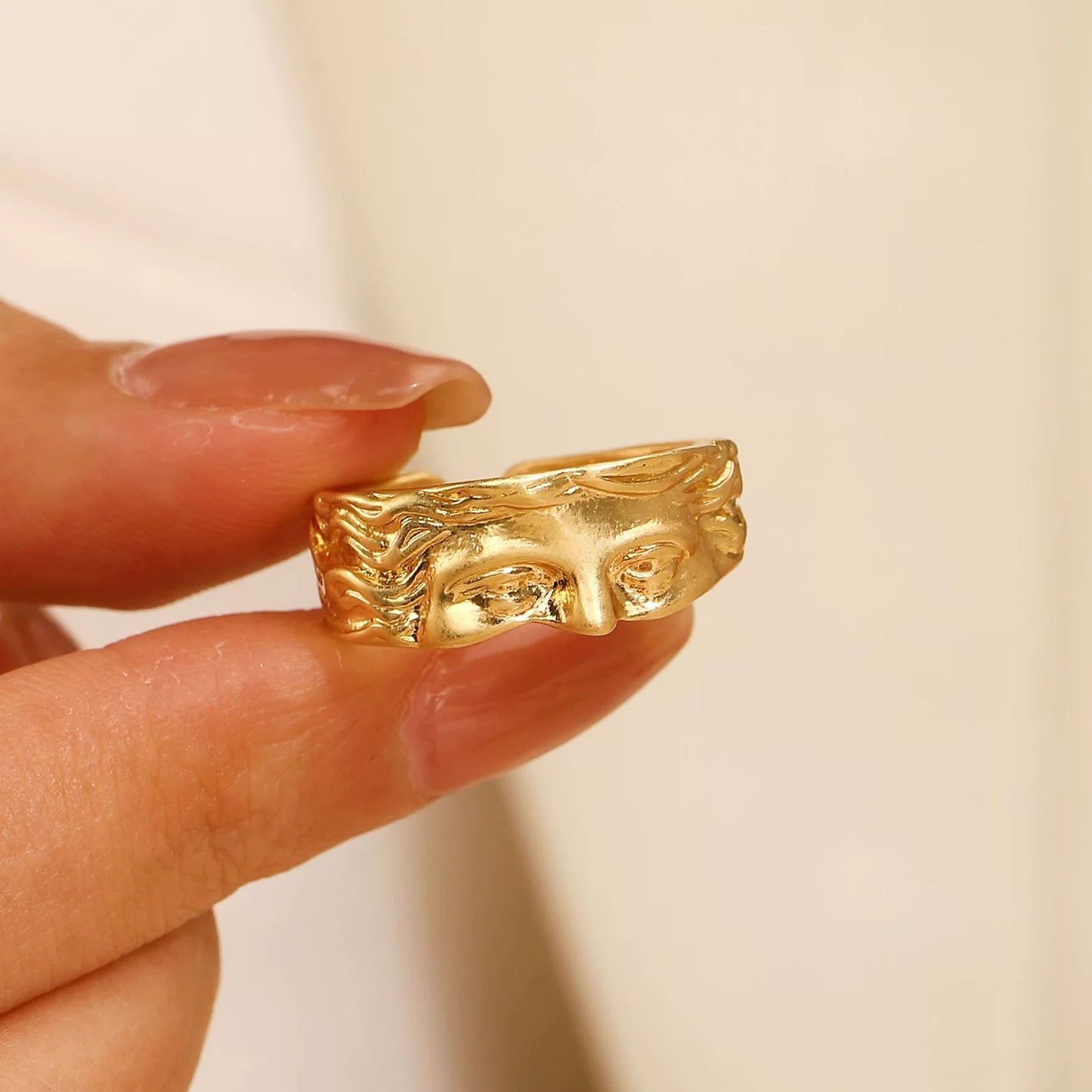 Venus Eyes Ring – Adjustable Goddess-Inspired Sculpture Ring