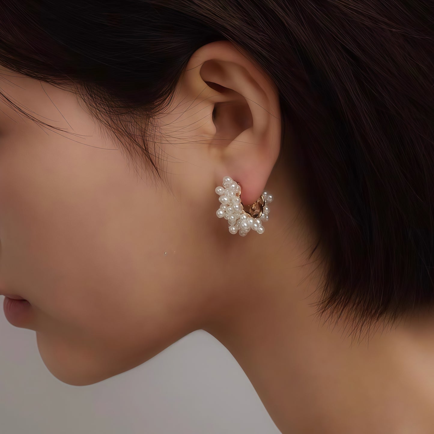Gyllene Cluster Pearl Hoop Örhängen – Eleganta Statement Smycken
