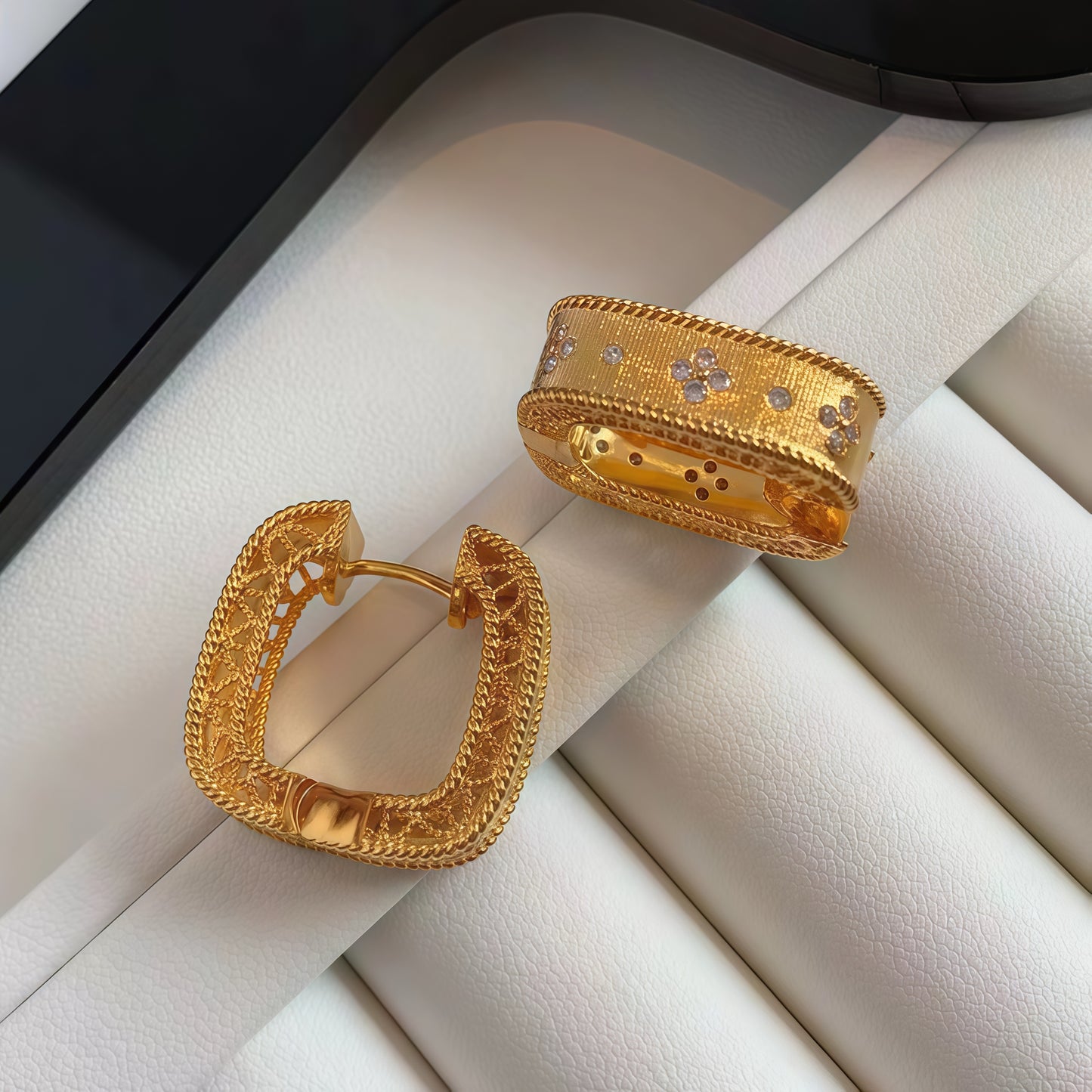 Golden Bloom Hoops – Teksturerede forgyldte øreringe med blomsterdetaljer