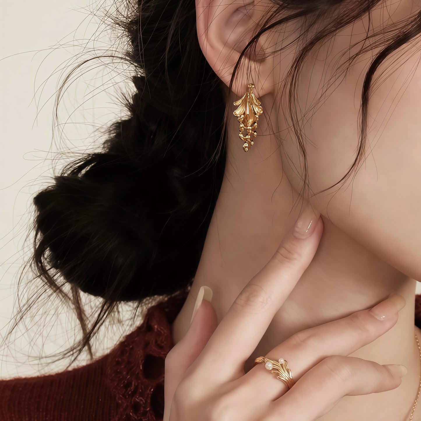 Golden Cascade Earrings – A Symphony of Flow and Light