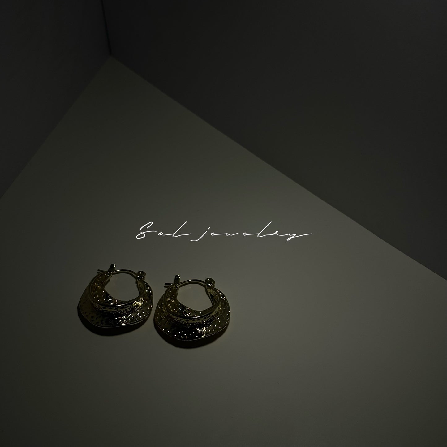 Golden Wave Hoop Earrings – Sculptural Elegance in Motion