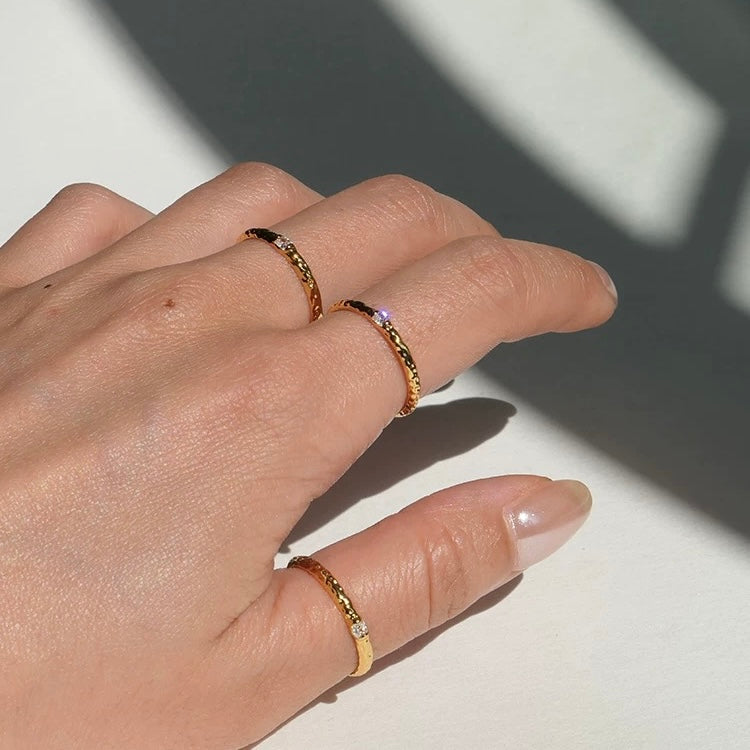 Golden Dew Ring – Delicate Textured Band with Sparkling Stone