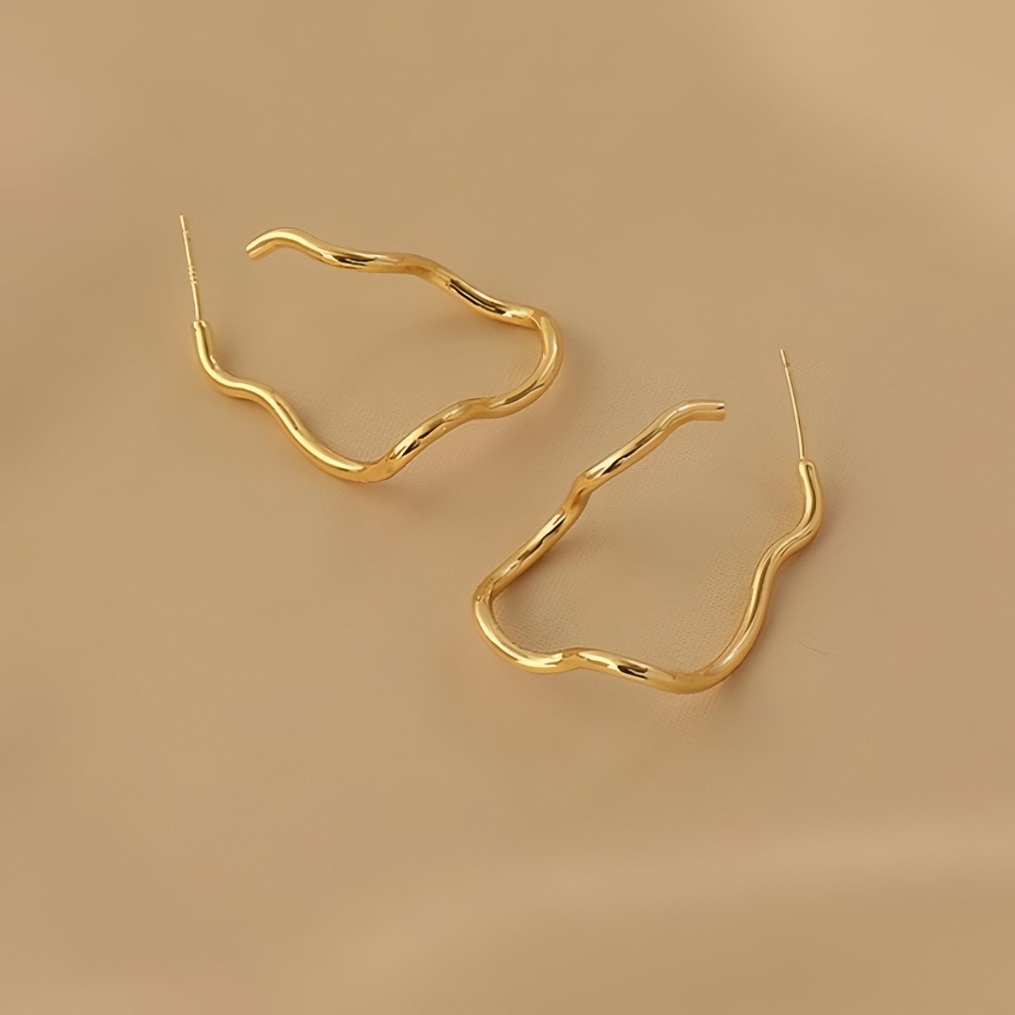 Skulpturelle guld hoop øreringe – Moderne elegance møder minimalistisk design