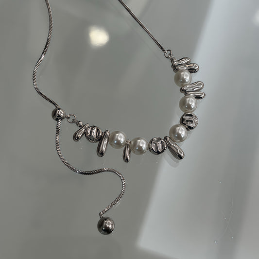 Modern pärlskulptur i silverhalsband