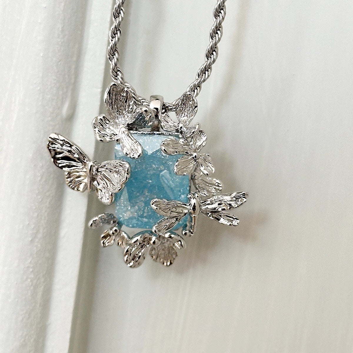 Halsband med hänge från Sky Meadow