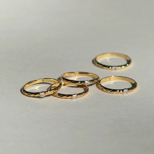 Golden Dew Ring – Delikat tekstureret bånd med funklende sten