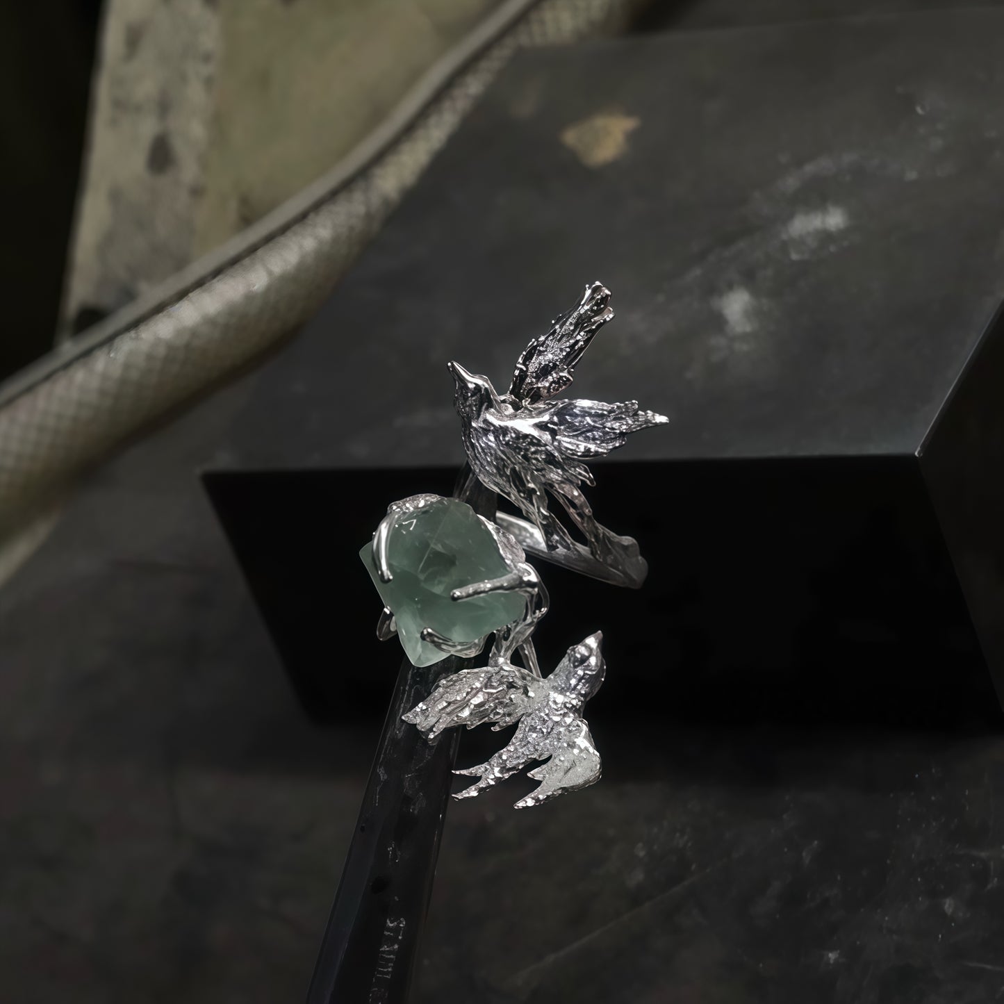 Fuglering i sterlingsølv med rå ædelsten – Naturinspirerede statement-smykker