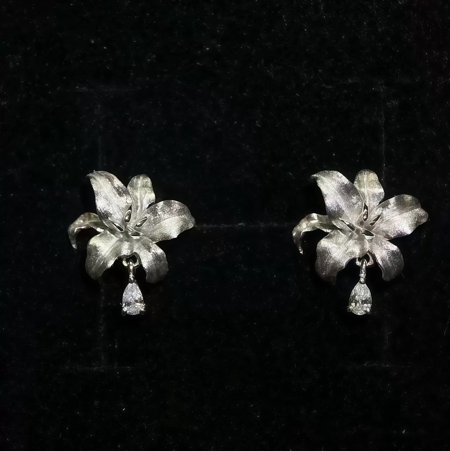 Golden Lily Drop Earrings – Timeless Floral Elegance