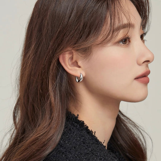 Luna Curve Earrings – Soft Elegance Meets Everyday Sophistication