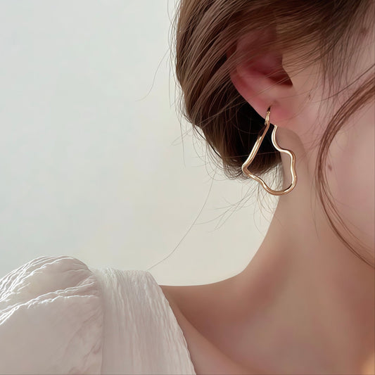Skulpturelle guld hoop øreringe – Moderne elegance møder minimalistisk design